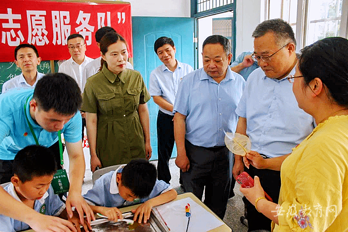leyu乐鱼在线官网官方网站调研大学生暑期“三下乡”社会实践校地合作情况并看望慰问师生团队1_副本.png